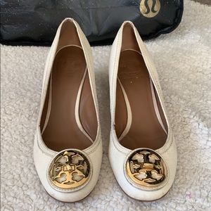 Tory Burch Cream & Gold Wedge Size 8.5